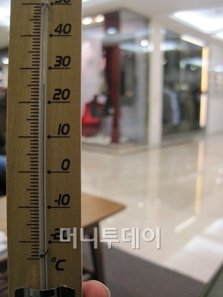 ↑ 서울 명동의 유명 백화점. 고객이 많이 찾지 않는 4층 온도가 25.5도를 가리키고 있다.ⓒ정진우 기자