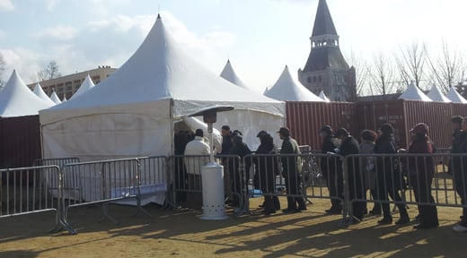 ↑둔촌주공아파트 조합원들이 총회장 안으로 입장하고 있다. ⓒ민동훈 기자