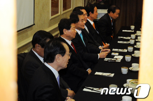 한나라당 중진의원들이 당의 향후 진로 문제 논의를 위해 12일 오전 서울 여의도의 한 호텔에서 조찬회동을 갖고 있다. 홍사덕 의원의 제안으로 성사된 이번 회동에는 3선 이상 의원들이 참석했다.  News1 이광호 기자