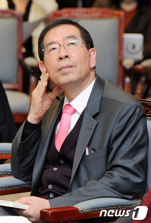 박원순 서울시장이 12일 오후 서소문 서울시청 별관 대회의실에서 열린 박원순 시장과 함께하는 '희망 서울 교육 청잭 워크숍'에서 시민들의 정책 제안을 경청하고 있다. 이번 워크숍은 시민들의 의견을 수렴해 정책에 반영하기 위해 마련됐다. News1 박세연 기자