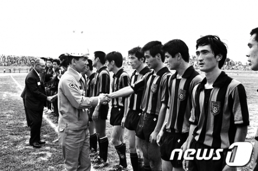 포항스틸러스(당시 포항제철) 선수들과 악수를 나누는 박태준 포스코 명예회장(사진=포스코그룹 제공) News1