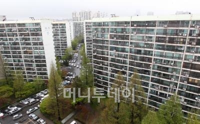 ↑17일부터 수정된 정비계획(안)에 대한 주민공람 절차에 들어는 은마아파트 전경 ⓒ이명근 기자