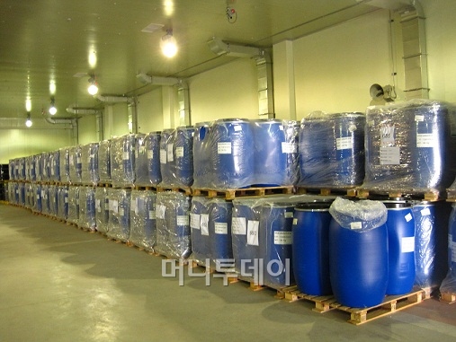 ↑ 희토류 전용창고 내부 모습. 파란 통 안에 탄산세륨(희토류)이 가득 들어있다.ⓒ정진우 기자