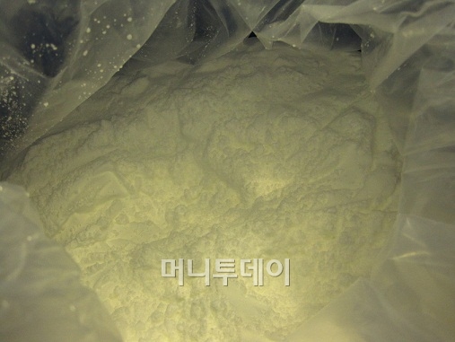 ↑ 탄산세륨(희토류) 모습. 하얀색으로 작은 소금 알갱이처럼 가루로 돼 있다.ⓒ정진우 기자