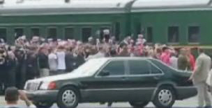 김정일 국방위원장이 지난 8월 '벤츠 S클래스 W140'을 타고 러시아를 방문했을 때의 모습