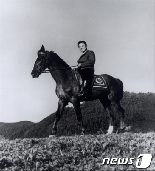 북한 노동신문은 21일 김정일 국방위원장의 옛 사진을 일부공개했다. 이날 공개 된 사진은 주로 1960년대 김 위원장이 김일성대학을 다니던 시절들의 사진으로 지금에 비해 얼굴 생김새가 분명하고 체구가 컸던 김 위원장의 모습을 확인할 수 있다.  News1 서재준 기자