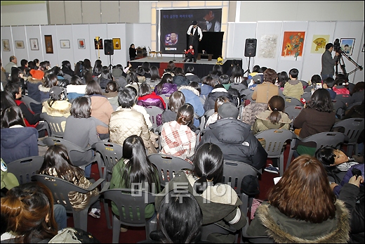 ↑국내최대인형축제 '2011 서울인형전시회'(www.dollfair.co.kr)에서 마리오네트 공연을 선보이고 있다/사진=안은나 인턴기자 coinlocker@