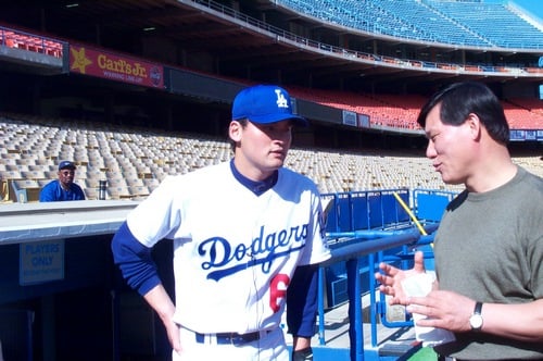 ↑박찬호가 LA 다저스 시절이었던 1999년6월23일 다저스타디움에서 MBC 허구연 해설위원(현 KBO 야구발전실행위원장)과 인터뷰하고 있다.
