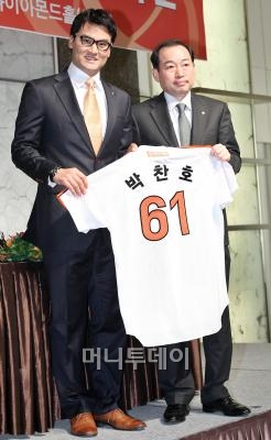 ↑박찬호(38)가 지난 20일 서울 플라자호텔에서 열린 한화이글스 입단식에 참석했다 ⓒ 임성균 기자