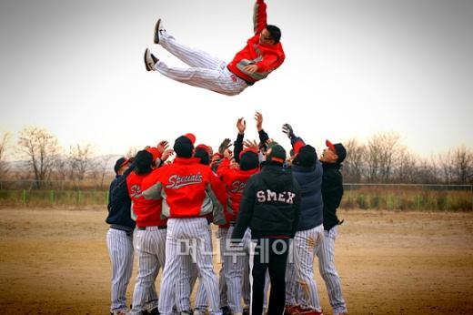 ↑ 창단 3년 만에 안산 사회인 리그에서 우승한 스페셜스 야구단.ⓒ스페셜스 제공