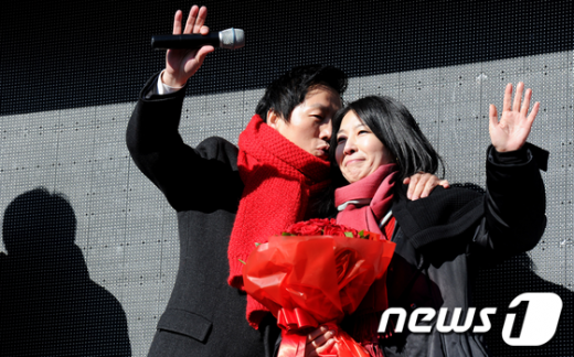 인터넷방송 '나는 꼼수다'의 정봉주 전 의원이 26일 서울 서초동 검찰청사 앞에서 열린 지지자들과의 송별회에서 부인에게 키스를 하고 있다. 지난 2007년, 이명박 대통령이 BBK 주가조작에 연루됐다는 내용의 허위사실을 유포한 혐의(공직선거법 위반 등)로 징역 1년을 선고받은 정 전 의원은 구속 수감을 앞둔 이날 오전 국회에서 "오늘은 진실이 구속되지만 다음 차례는 거짓이 구속될 차례"라면서 "감옥에서 당당하게 굽히지 않고 쫄지 않고 진실을 위해 끝까지 싸우겠다"고 밝혔다.  News1   오대일 기자