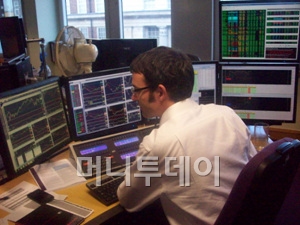 ↑ 영국 런던에 본사를 둔 글로벌 헤지펀드 에스펙 캐피탈(Aspect Capital)은 리서치, 정보기술(IT), 트레이딩, 세일즈 등 부서들 간 효율적인 소통을 위해 칸막이를 없앤 공간에서 일하고 있다. 이들은 매주 한 번씩 전원이 한 회의실에 모여 회사운영을 위한 의견을 나누기도 한다.