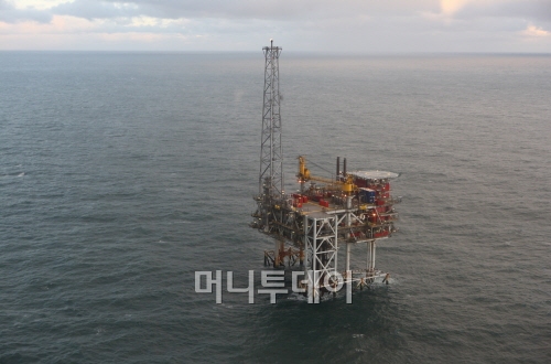 헬기에서 바라본 네덜란드 드 로이테르 해상유전 플랫폼 전경.
