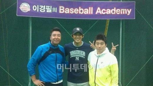 ↑ '천하무적 야구단' 이경필 선수(왼쪽)의 야구 교실 실내 연습장이 개장했다.ⓒ홈페이지