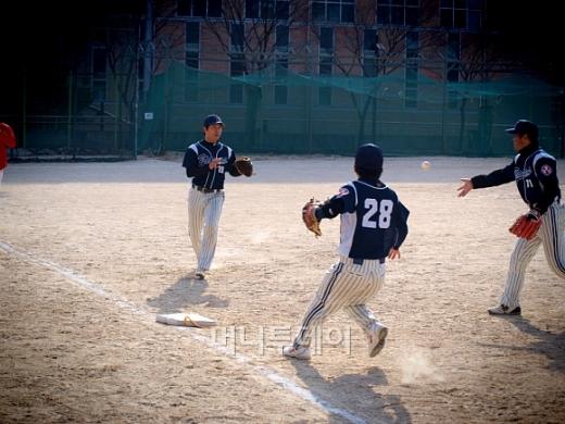 ↑ 사회인 야구 친선 경기 장면. 한겨울에도 사회인 야구는 진행된다.ⓒ송학주