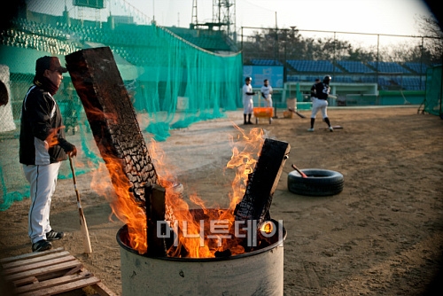 ↑ 추위에 불을 피워 놓고 연습이 진행중이다.불꽃만큼 고양원더스의 열기가 느껴진다.ⓒ고양원더스