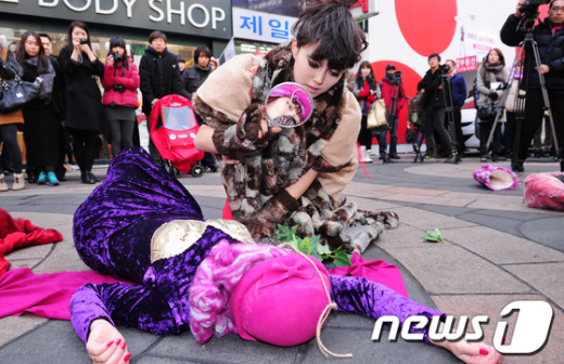 모피코트 반대 퍼포먼스 News1 송원영 기자