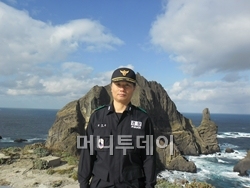 ↑독도경비대원들이 '흑룡의 해' 임진년을 맞아 국토수호 의지를 다짐하고 있다.(사진=독도경비대 제공)