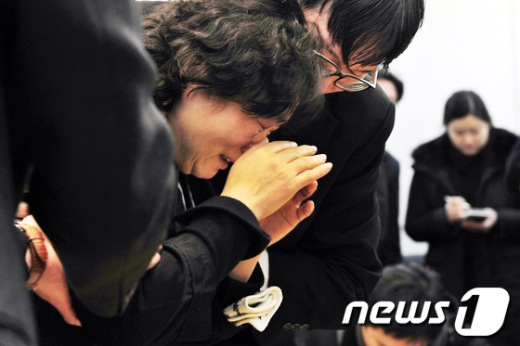 '민주화의 대부' 김근태 민주통합당 상임고문이 폐혈증으로 타계한 30일 오전 서울 종로구 연건동 서울대학교병원 장례식장에 마련된 빈소에서 고인의 부인 인재근 여사가 오열하고 있다.  News1   한재호 기자
