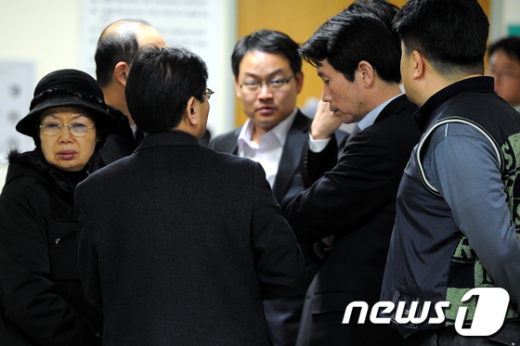 민주통합당 김근태 상임고문이 30일 오전 종로구 연건동 서울대병원 중환자실에서 폐혈증으로 별세한 가운데 이인영 전 최고위원(오른쪽 두번째)이 김희선 전 의원(왼쪽) 등과 대화나누며 침통한 표정을 짓고 있다. 김근태 상임고문은 아침 5시 31분 가족과 이인영 전 최고위원이 임종을 지킨가운데 폐혈증으로 별세했다.  News1   이광호 기자