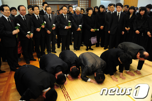 '민주화의 대부' 김근태 민주통합당 상임고문이 폐혈증으로 타계한 30일 오전 서울 종로구 연건동 서울대학교병원 장례식장에 마련된 고인의 빈소를 찾은 정치인들이 조문하고 있다.  News1   한재호 기자