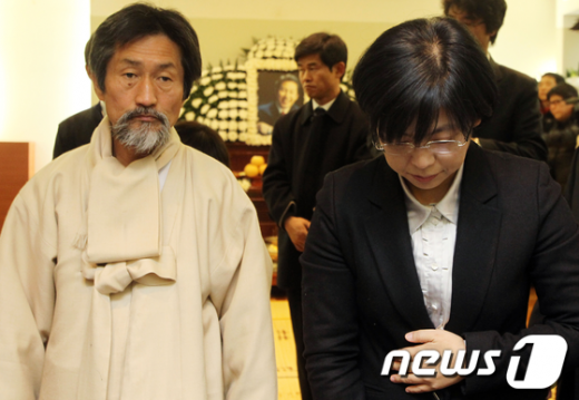 '민주화의 대부' 김근태 민주통합당 상임고문이 타계한 30일 오전 서울 종로구 연건동 서울대학교병원 장례식장에 마련된 빈소에서 통합진보당 이정희 공동대표, 강기갑 원내대표가 조문을 마치고 나오고 있다.  News1   한재호 기자