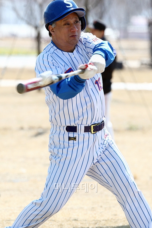 ↑ 1회 머투 사회인 야구대회 참가한 '실버서울' 야구단 선수가 타격을 하고 있다.ⓒ머니투데이DB