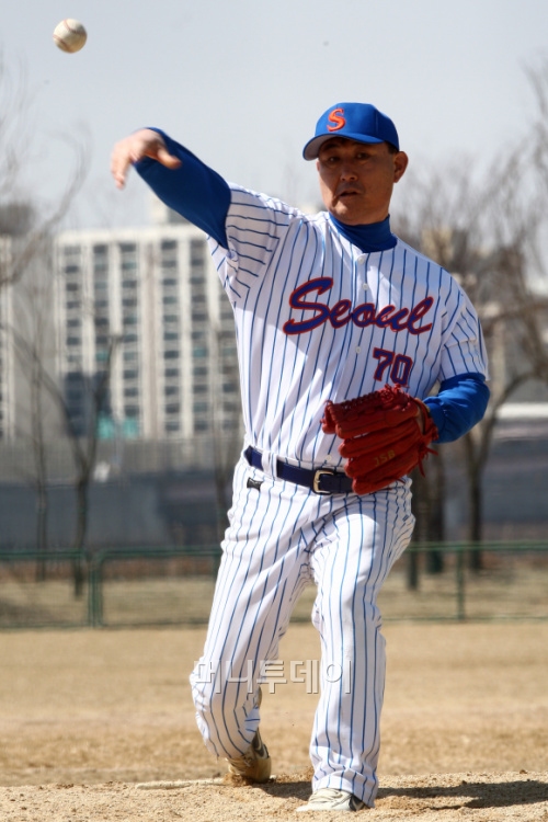 ↑ 1회 머투 사회인 야구대회 참가한 '실버서울' 야구단 선수가 투구를 하고 있다.ⓒ머니투데이DB