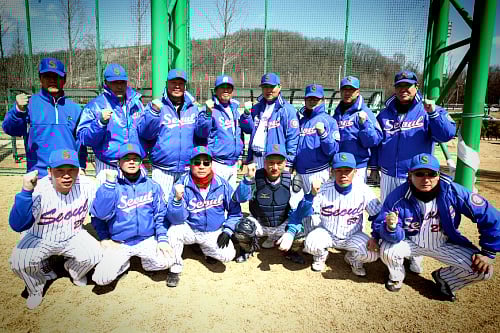 ↑ '실버서울' 야구단 선수들이 화이팅을 외치고 있다.ⓒ머니투데이DB