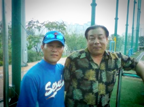 ↑ 김태환 농구해설위원(사진 우측)은 '실버서울' 야구단 선수로 활약중이다.ⓒ개인블러그