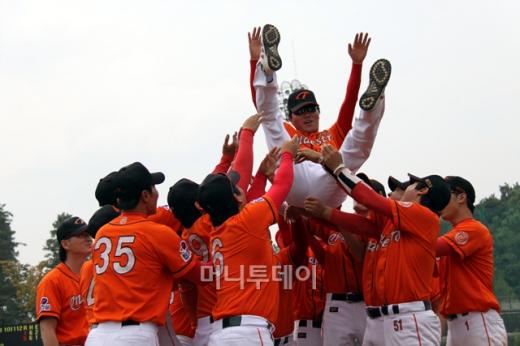 ↑ 'KBO총재배 국민생활체육 전국야구클럽리그 결선대회'에서 우승을 차지한 '탑건설' 야구단.ⓒ대회홈페이지
