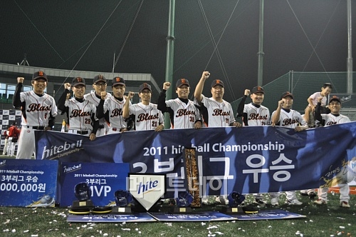 ↑ '2011 하이트볼 챔피언십' 3부 우승을 차지한 '블레스트' 야구단.ⓒ대회홈페이지
