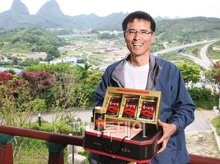 ↑사회적기업 나눔푸드의 장현주 본부장이 직접 만든 나누미홍삼을 소개하고 있다. 이 제품은 첨가물을 전혀 넣지 않고 전북 진안에서 난 홍삼과 홍삼뿌리 100%로 만들었다.