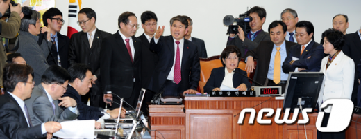 ↑
5일 밤 국회 문방위 전체회의가 한나라당 단독으로 속개한 가운데 민주통합당 의원들의 항의 속에서 전재희 위원장이 `1공영 다(多)민영' 미디어렙(방송광고판매대행) 제체를 골자로 한 미디어렙 관련 법안의 가결을 선언하고 있다. 뉴스1 이광호기자.