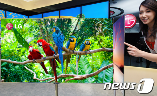 LG전자는 CES2012를 통해 55인치 OLED TV(사진)를 선보인다. News1