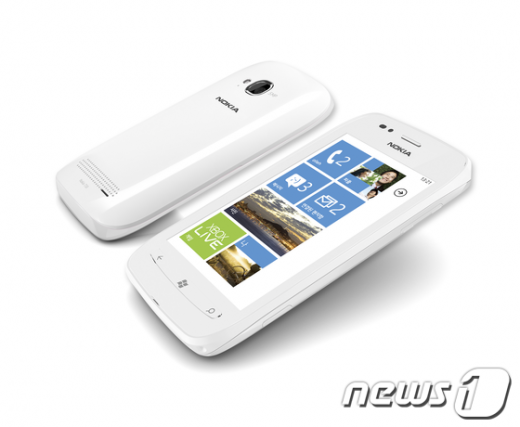 MS 윈도모바일7.5가 탑재된 노키아 루미아710. News1