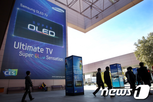삼성전자는 CES2012가 열리는 라스베이거스 컨벤션센터에서 다양한 홍보활동을 벌인다. 사진은 OLED TV 광고물이 설치된 모습. News1