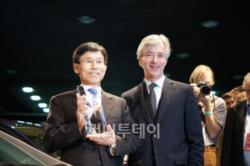 존 크라프칙 현대차 미국 판매법인장(오른쪽)과 박성현 현대차 파워트레인담당 사장이 9일(현지시간) 북미 올해의 차 수상 후 포즈를 취하고 있다.