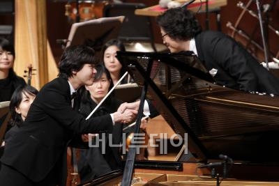 ↑ 연주를 마친 피아니스트 김태형이 지휘자 서희태와 악수를 나누고 있다. ⓒ이기범 기자 leekb@
