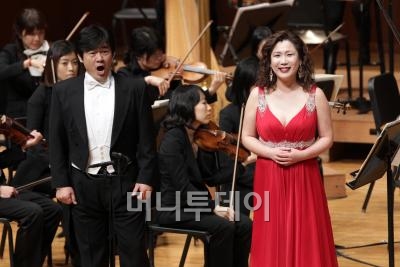 ↑ '2012 머니투데이 신년음악회'에서 테너 나승서(왼쪽)와 소프라노 박은주가 '축배의 노래'로 피날레를 장식했다. ⓒ이기범 기자 leekb@