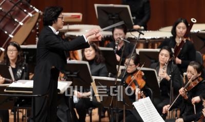 ↑ '2012머니투데이 신년음악회'에서 열정적인 연주를 선보인 지휘자 서희태와 밀레니엄심포니오케스트라. ⓒ이기범 기자 leekb@