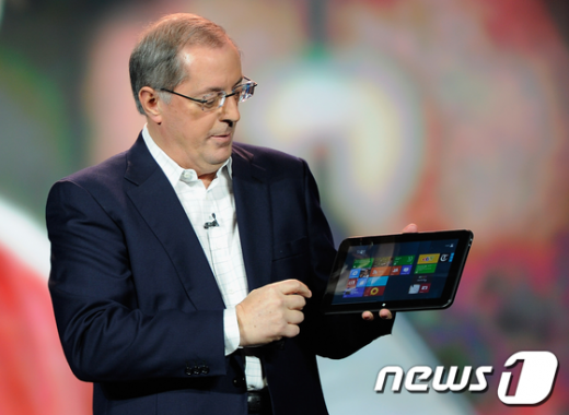 폴 오텔리니 인텔 CEO가 윈도8을 적용한 태블릿PC를 소개하고 있다.  AFP=News1