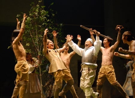 ↑ 산적떼들과 함께 기뻐하는 돈키호테 ⓒ명동예술극장