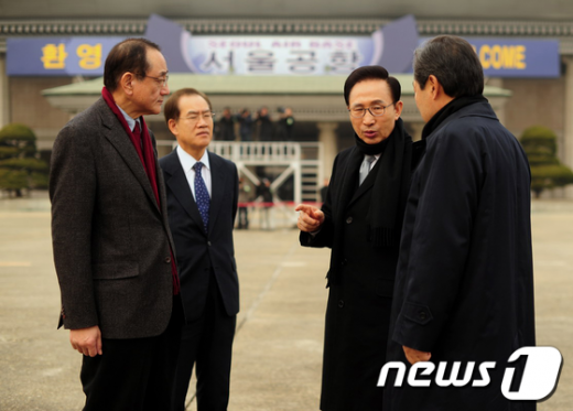 9일 중국을 방문하는 이명박 대통령이성남 서울공항에서맹형규 행안부 장관, 김효재 정무수석과 대화하고 있다.(청와대 제공)  News1 오대일 기자
