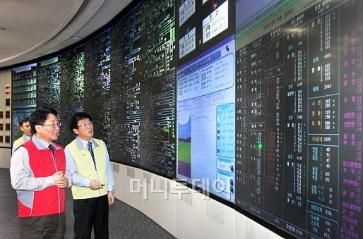 ↑ 남호기 한국전력거래소 이사장(오른쪽)이 조석 지식경제부 2차관에게 브리핑을 하고 있다.ⓒ홍봉진 기자