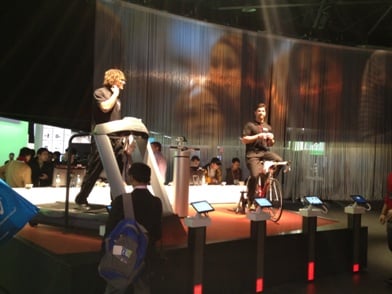 ↑모토로라모빌리티 전시관에서 런닝머신과 MP3를 통해 신체 정보를 체크해주는 기술을 선보이고 있다.