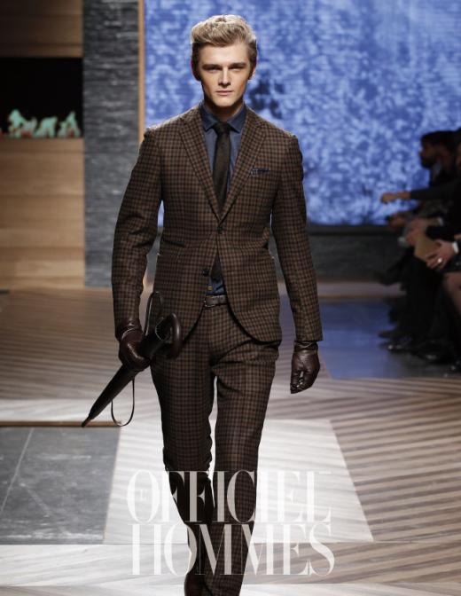 ▲브라운 컬러와 체크 패턴이 어우러져 운치있는 남성 스타일을 만들어냈다. 똑떨어지는 발목 길이의 바지 라인은 양말까지 꼼꼼히 챙겨야 한다.