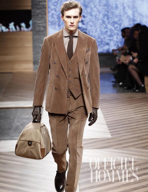 ▲더블버튼의 최고급 소재로 무장한 슈트는 자연스럽게 감싸는 어깨라인과 잘록하지만 활동성이 보장된 허리 라인이 돋보인다.