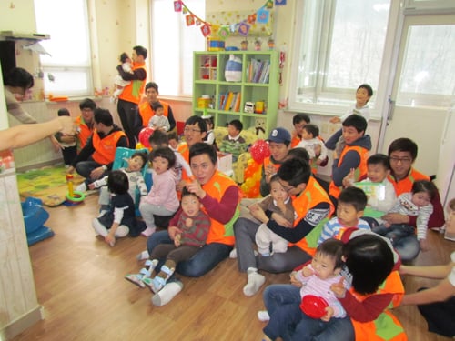 ↑현대건설 신입사원들이 지난 13일 경기 광주시 초월읍 소재 한사랑장애영아원에서 아이들을 돌보고 있다. ⓒ현대건설