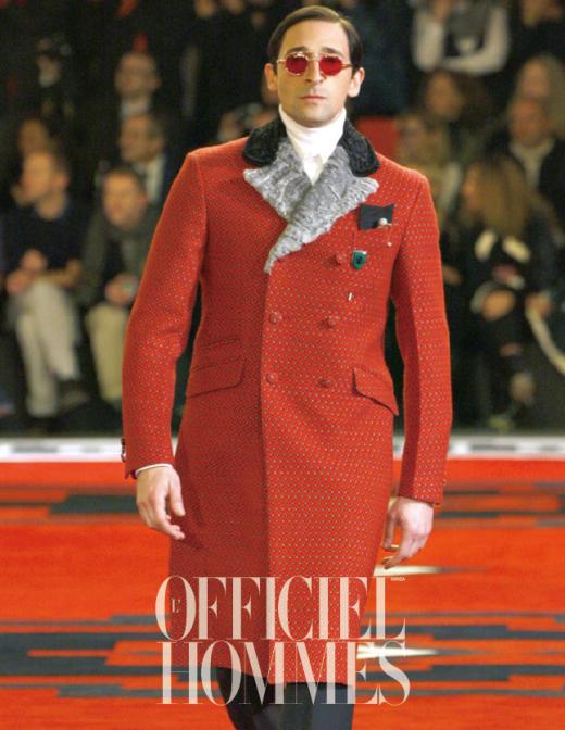 ▲ 섹시한 빨간 안경과 칼라에 퍼 트리밍된 빨간 코트가 어울리는 에디리어 브로디.